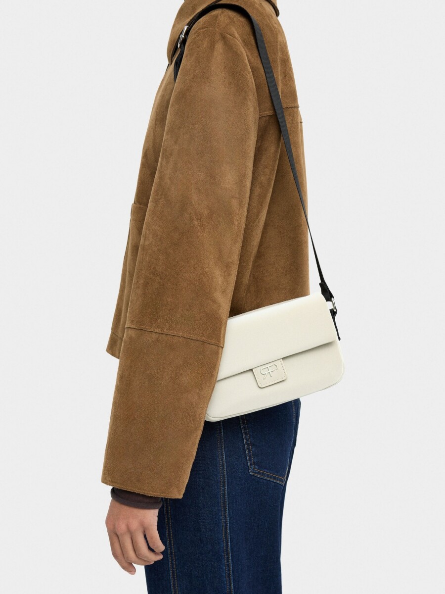 Bolso Bandolera Con Solapa Textura Suave crudo