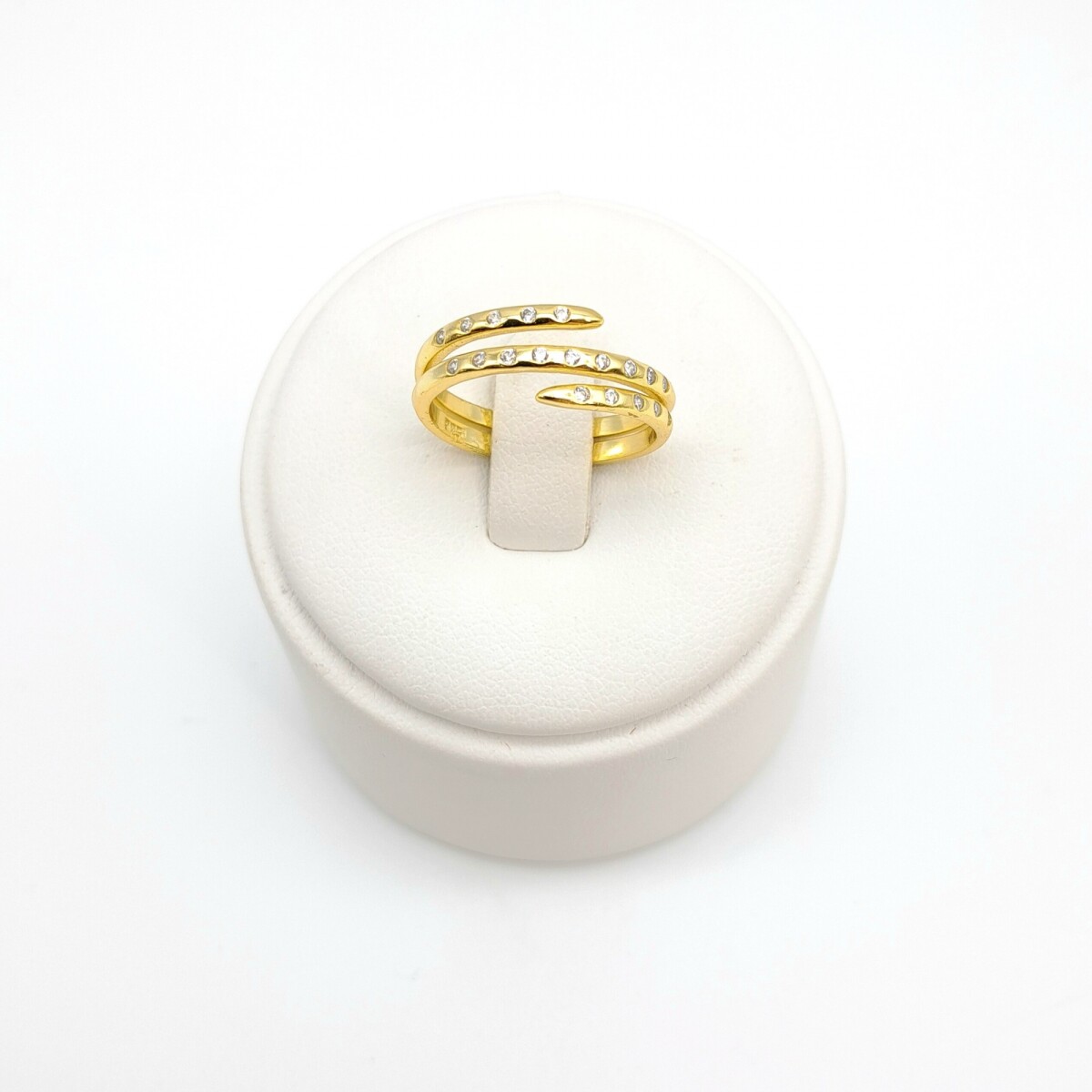 Anillo de plata 925 con baño de oro y circonias. 