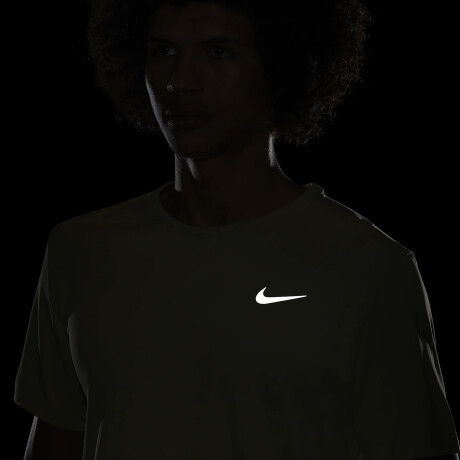 REMERA NIKE MILER Beige