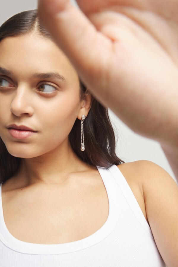 PENDIENTES DE ALEACIÓN DE METALES BAÑADOS EN PLATA DE LEY CON CADENA LARGA Y DETALLE DE BOLA Pendiente