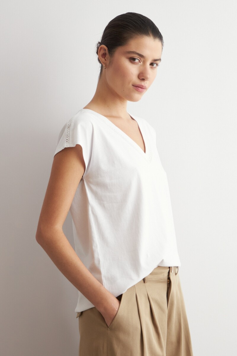 Remera escote V con vainillas blanco