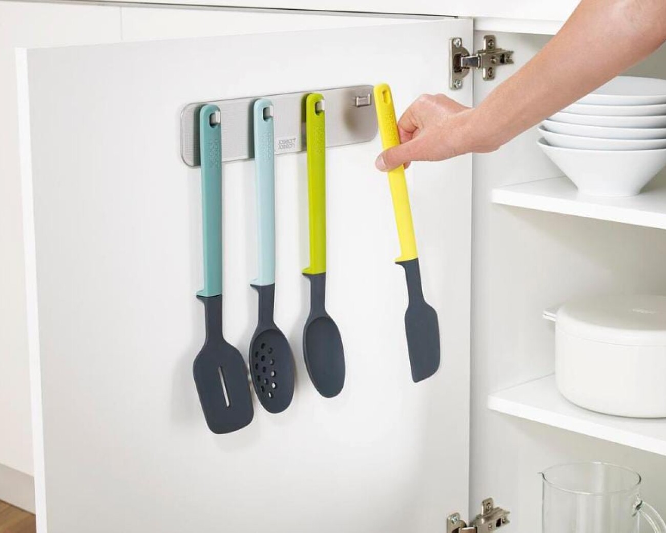 Set de 4 utensilios con soporte adhesivo Set de 4 utensilios con soporte adhesivo