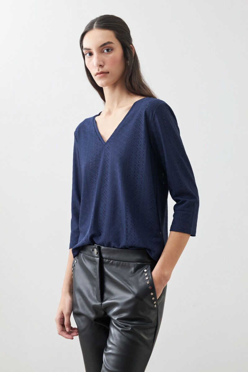 Remera escote en V con broderie azul marino