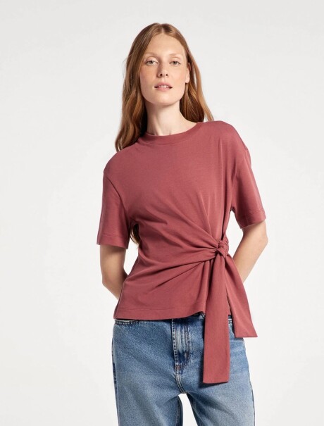 BLUSA CON DETALLE DE LAZO BORDEAUX