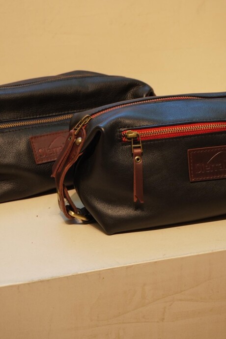 Necessaire de Cuero Negro Red Zip