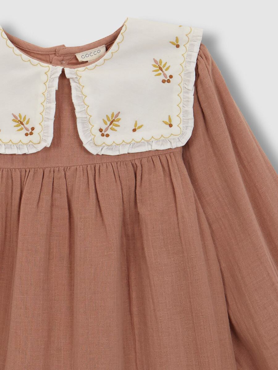 Vestido Con Bordados En El Cuello Nude