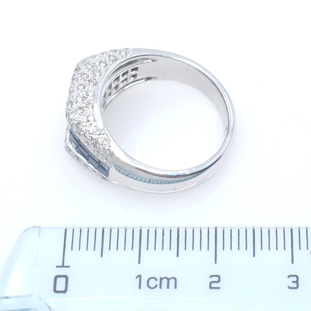 Anillo en oro 18k blanco, brillantes y zafiro carré. Anillo en oro 18k blanco, brillantes y zafiro carré.