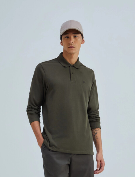 POLO EN PIQUÉ MODELO REGULAR VERDE