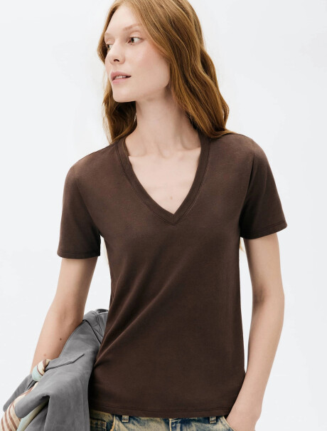CAMISETA BÁSICA CUELLO EN V MARRÓN