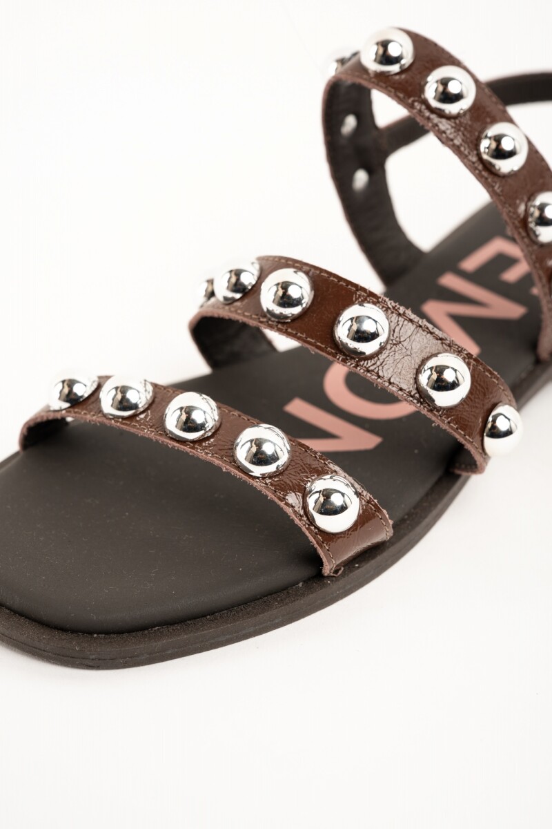 Sandalia De Tiras Con Tachas Chocolate