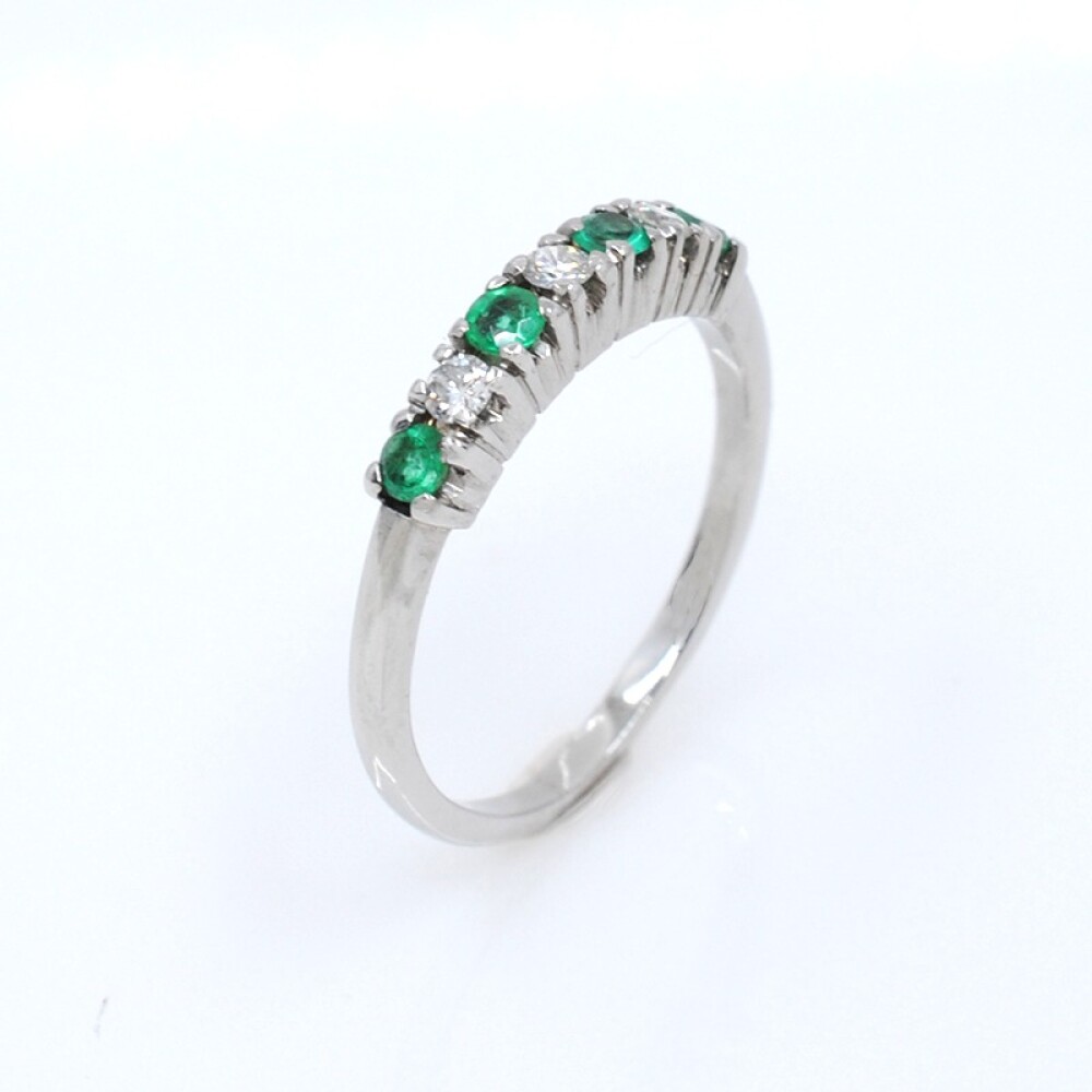 Anillo en oro 18k blanco esmeraldas y brillantes Anillo en oro 18k blanco esmeraldas y brillantes