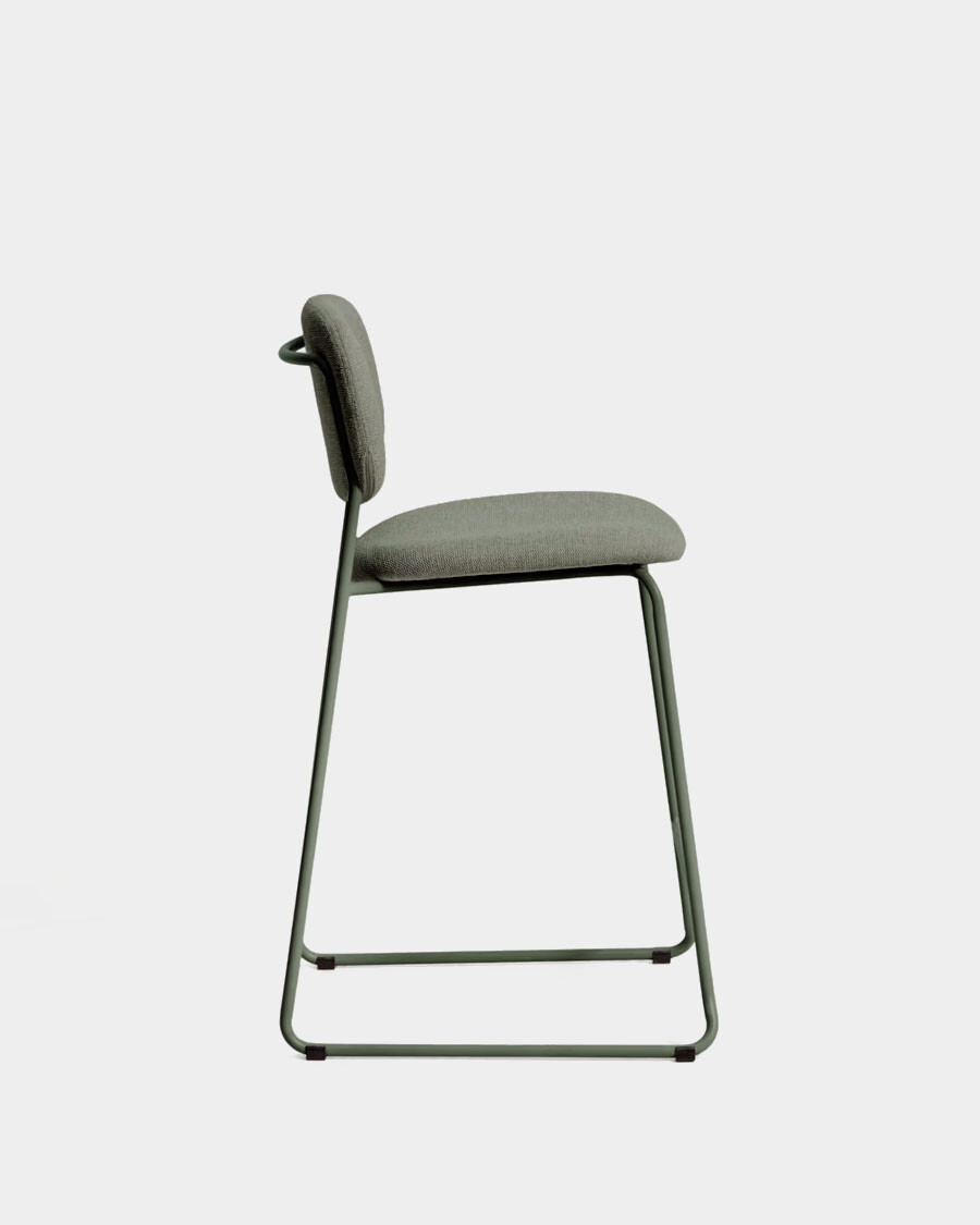 Taburete apilable Meli de chenilla verde y patas de metal verde FSC Mix Credit 65 cm Taburete apilable Meli de chenilla verde y patas de metal verde FSC Mix Credit 65 cm