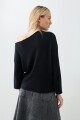 Sweater escote asimétrico negro