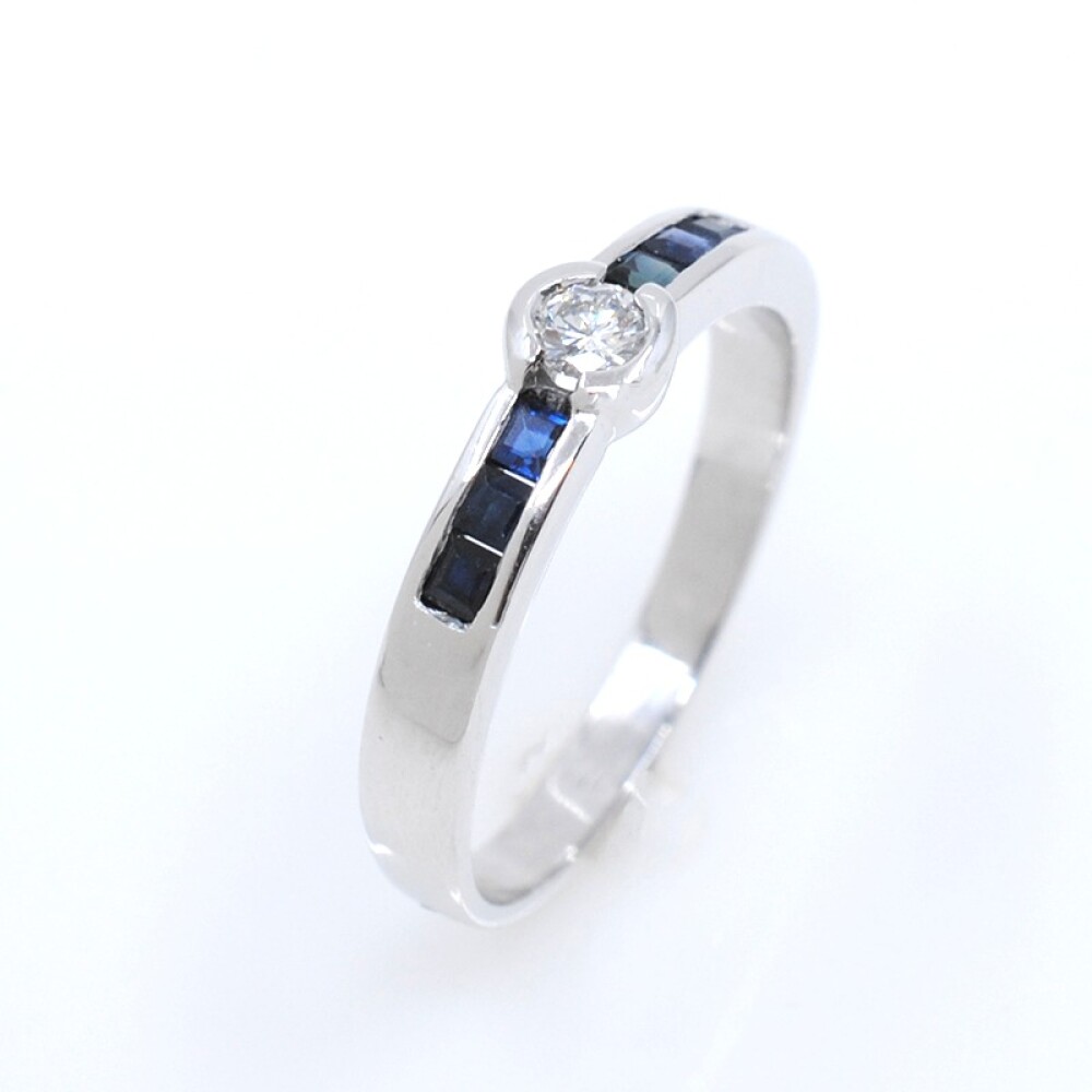 Anillo en oro 18k blanco , brillante y zafiros. Anillo en oro 18k blanco , brillante y zafiros.