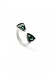 ANILLO EN ALEACIÓN DE METALES BAÑADO EN PLATA DE LEY CON DOS CRISTALES VERDES Anillo