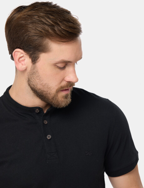REMERA LISA CUELLO MAO Negro