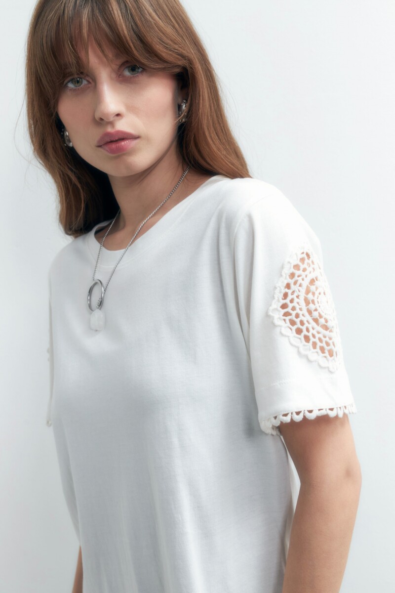 Remera con aplique de crochet crudo