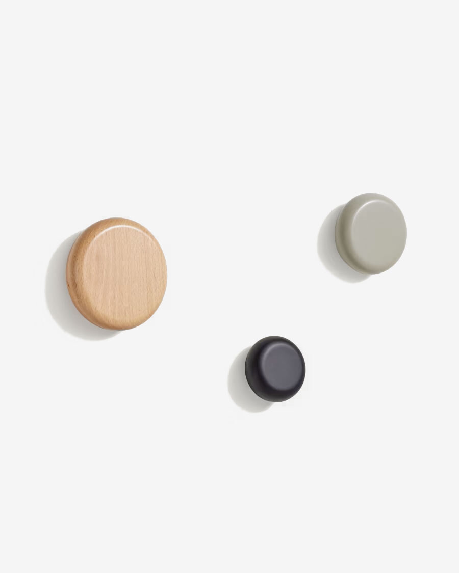 Set Nadue de 3 colgadores de madera maciza de haya con acabado natural, gris, negro