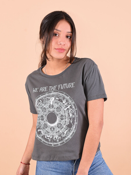 REMERA WE ARE THE FUTURE GRIS OSCURO
