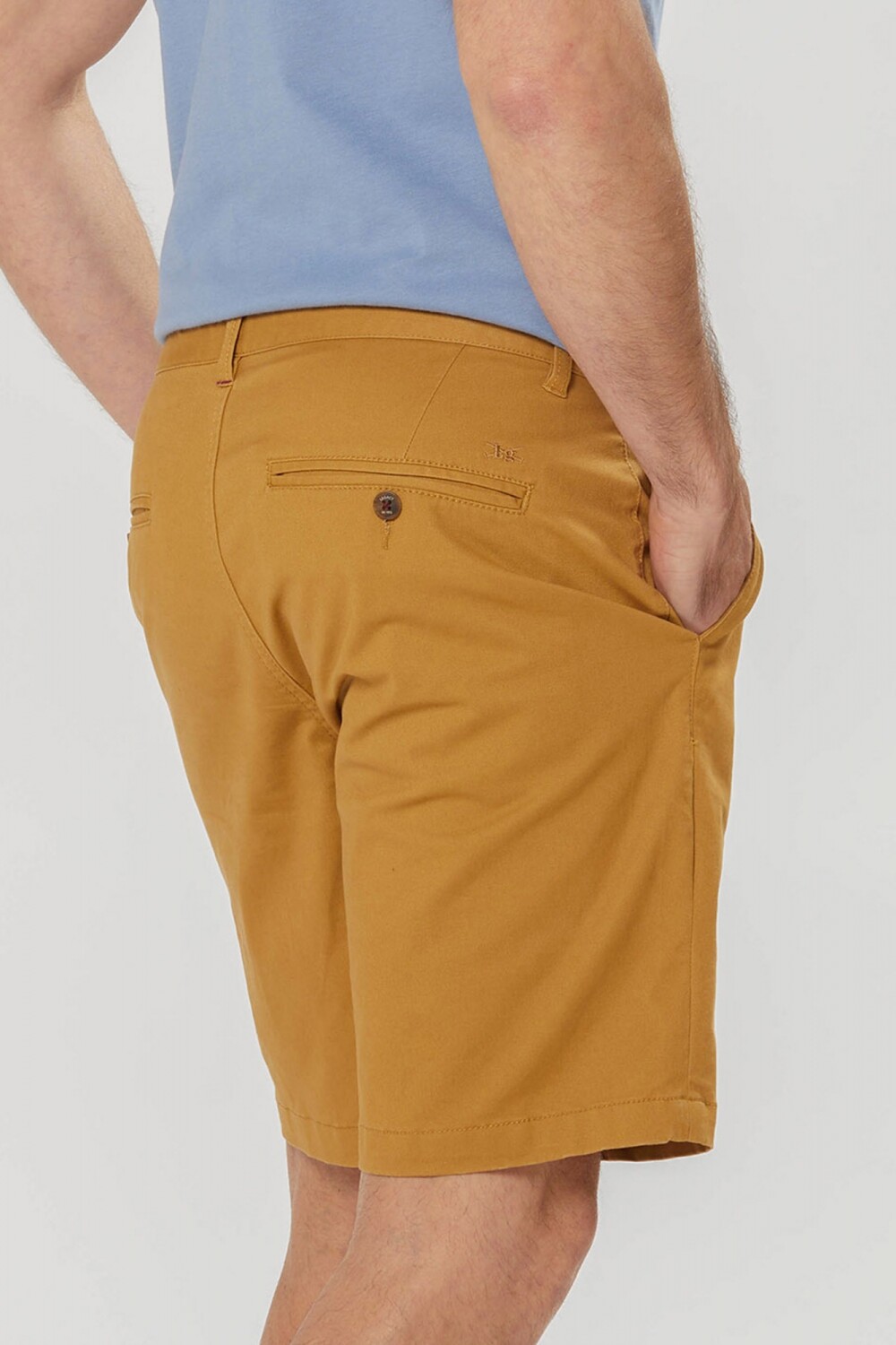 BERMUDA CLÁSICA CON SPANDEX Mostaza