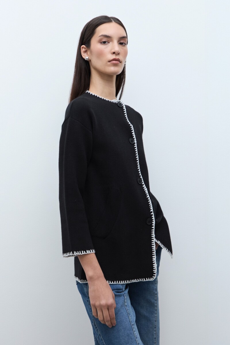 Sacón con bordado en contraste negro