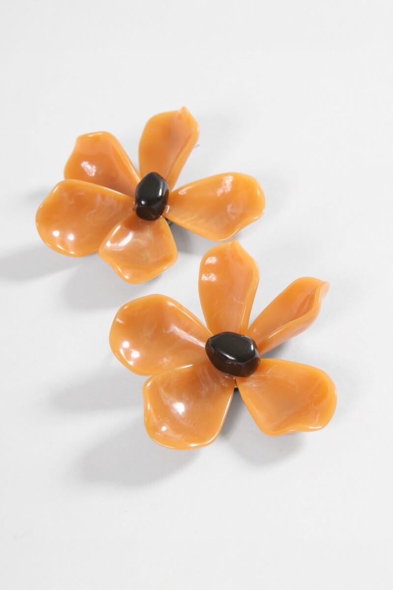 Caravanas flor acrilico camel