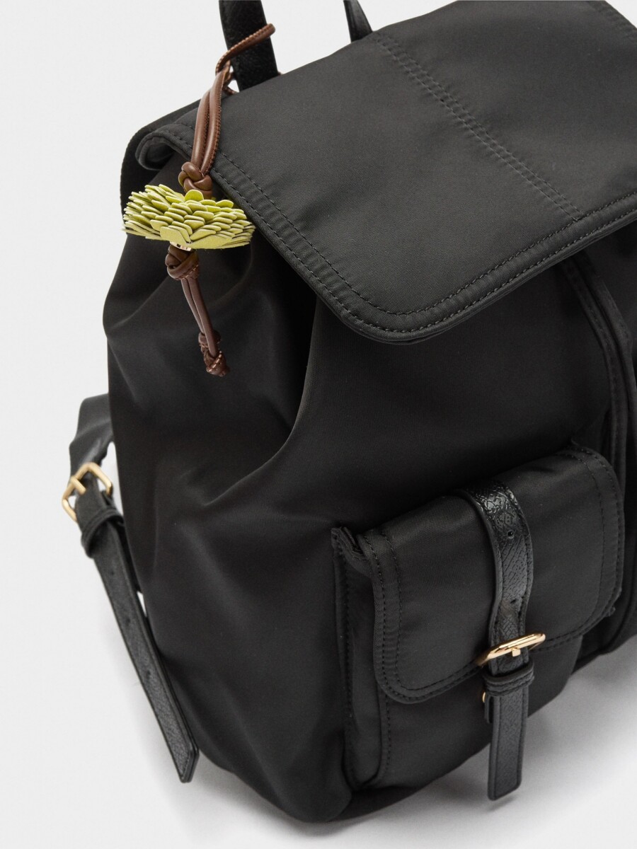 Mochila De Nylon Con Colgante negro