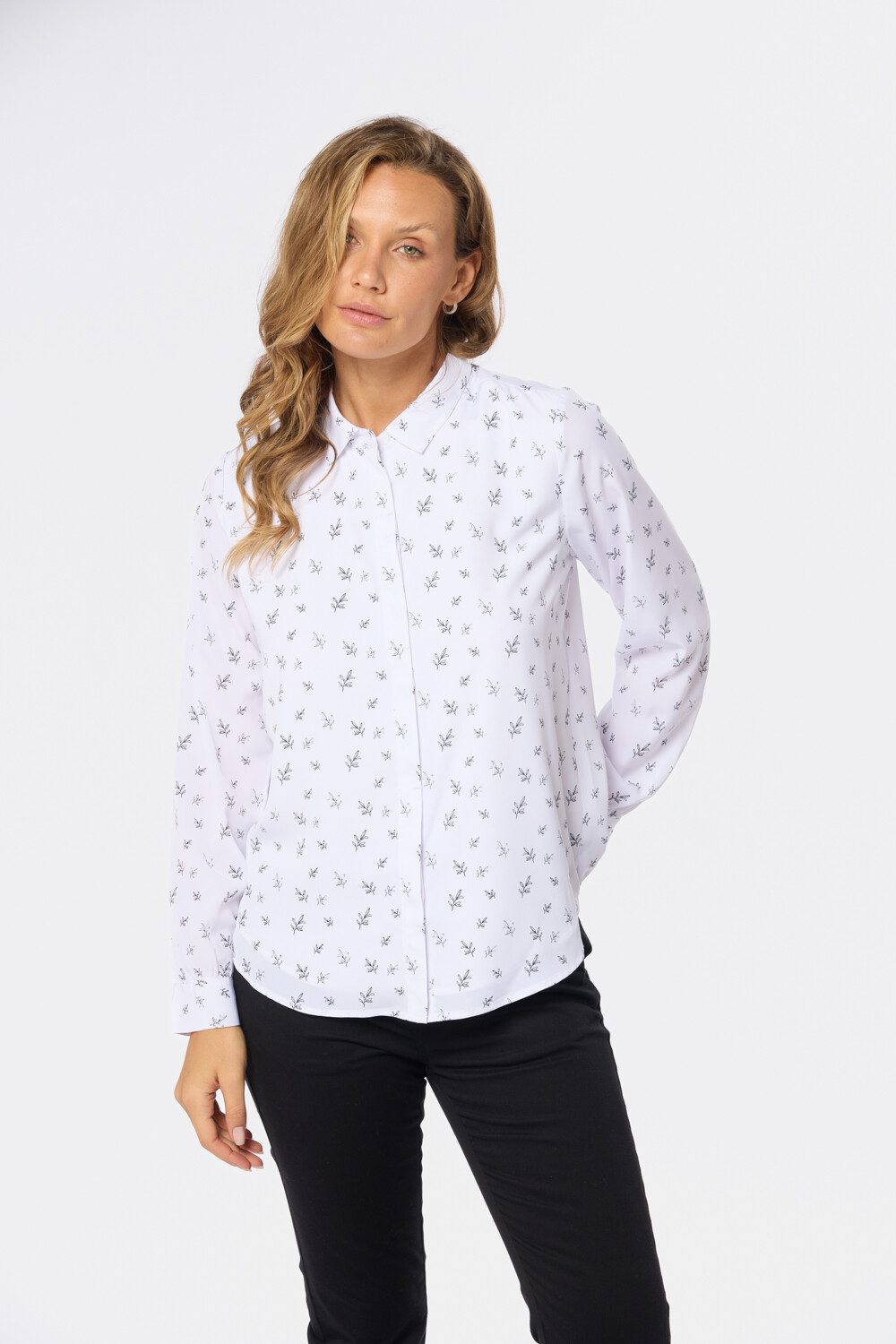 CAMISA ESTAMPADA Hojas negras