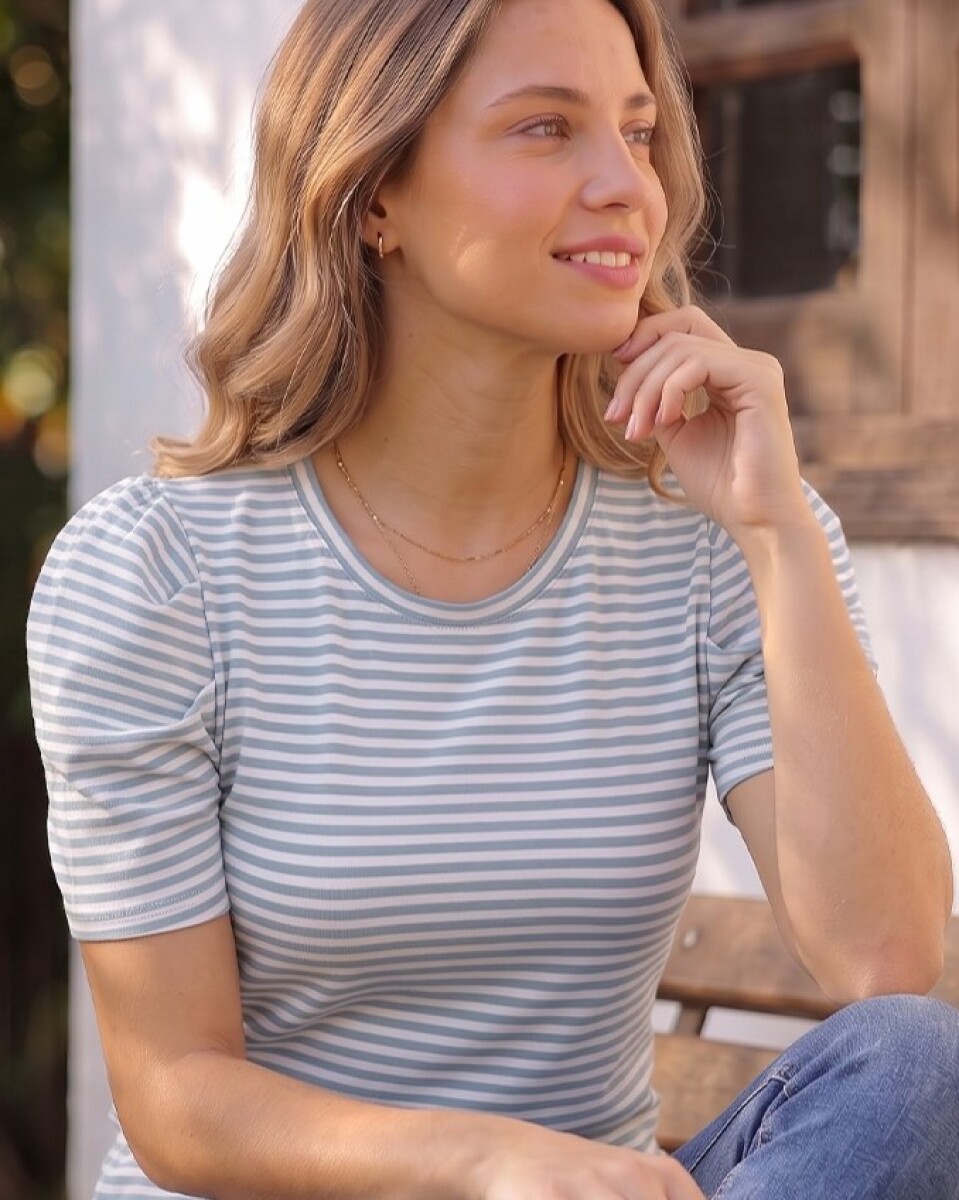 Remera Casual. - RAYAS CELESTES 