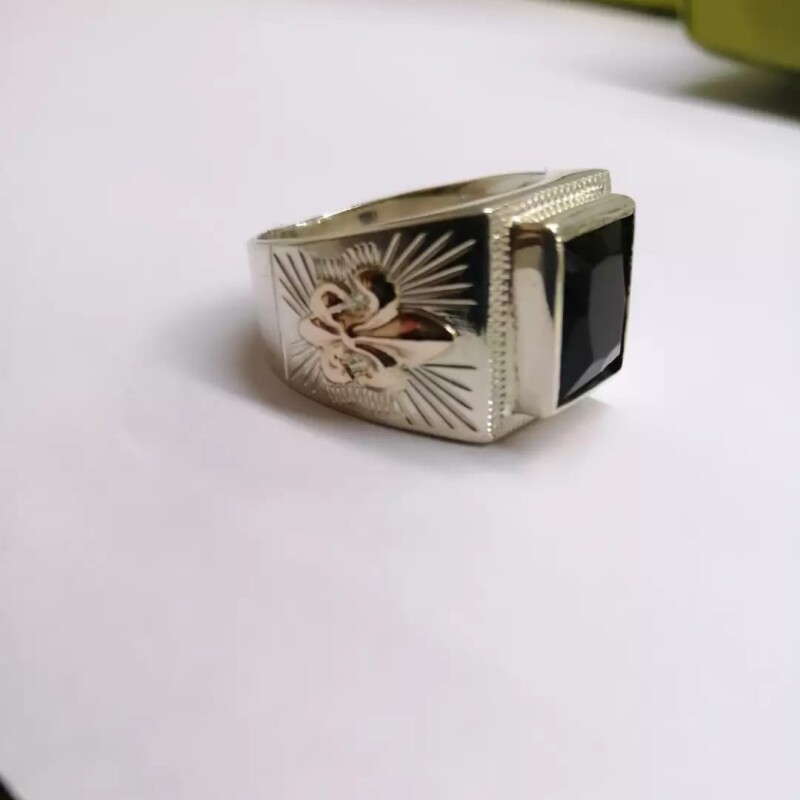 Anillo sello caballero plata y oro con piedra rectangular zafiro Anillo sello caballero plata y oro con piedra rectangular zafiro