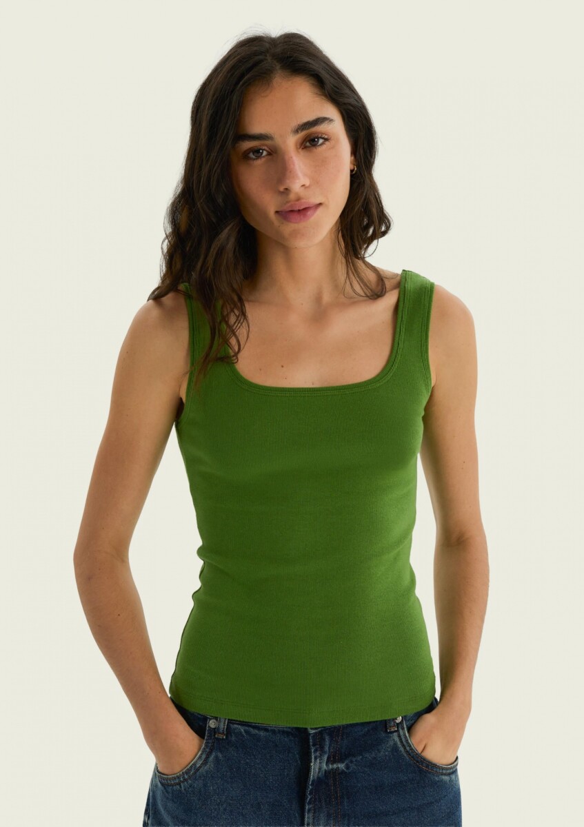 MUSCULOSA BÁSICA ACANALADA - VERDE 