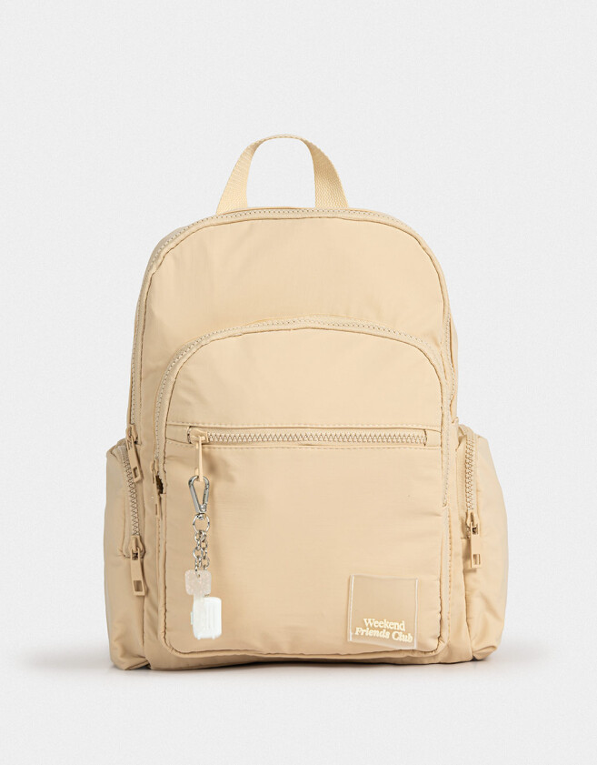 Mochilas Urbanas Mochila Urbana Con Charm - Marron Beige