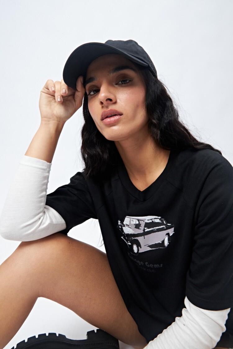 REMERA GEMS Negro