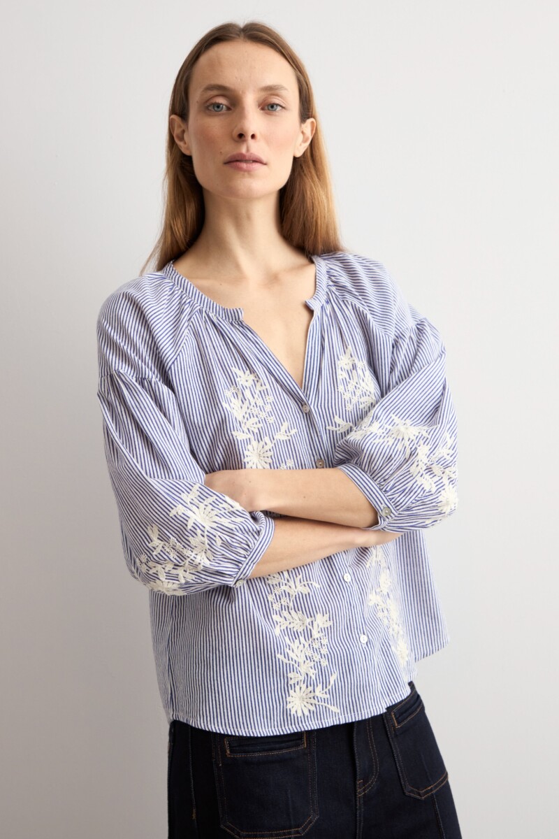 Blusa rayada con bordados celeste
