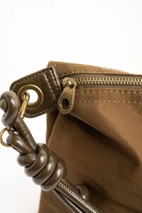 Cartera Con Charm Oliva