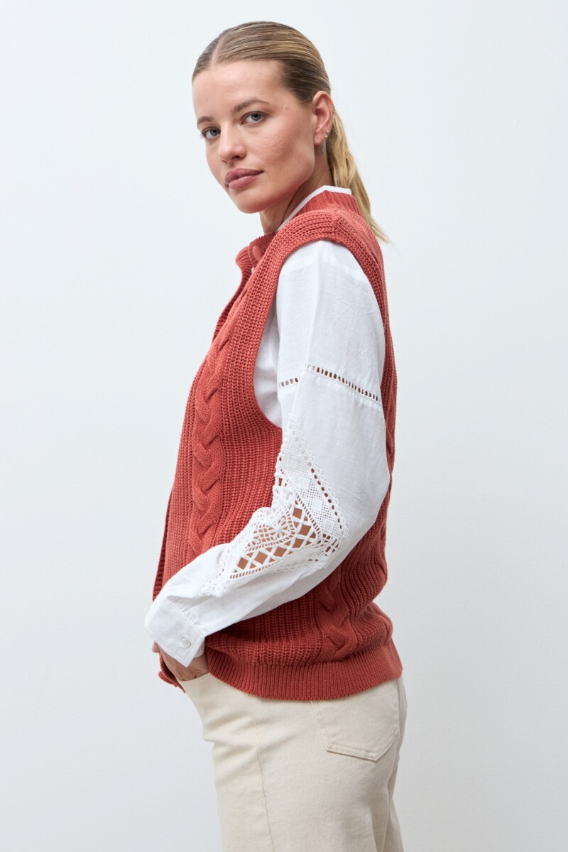 Chaleco tejido abotonado lacre