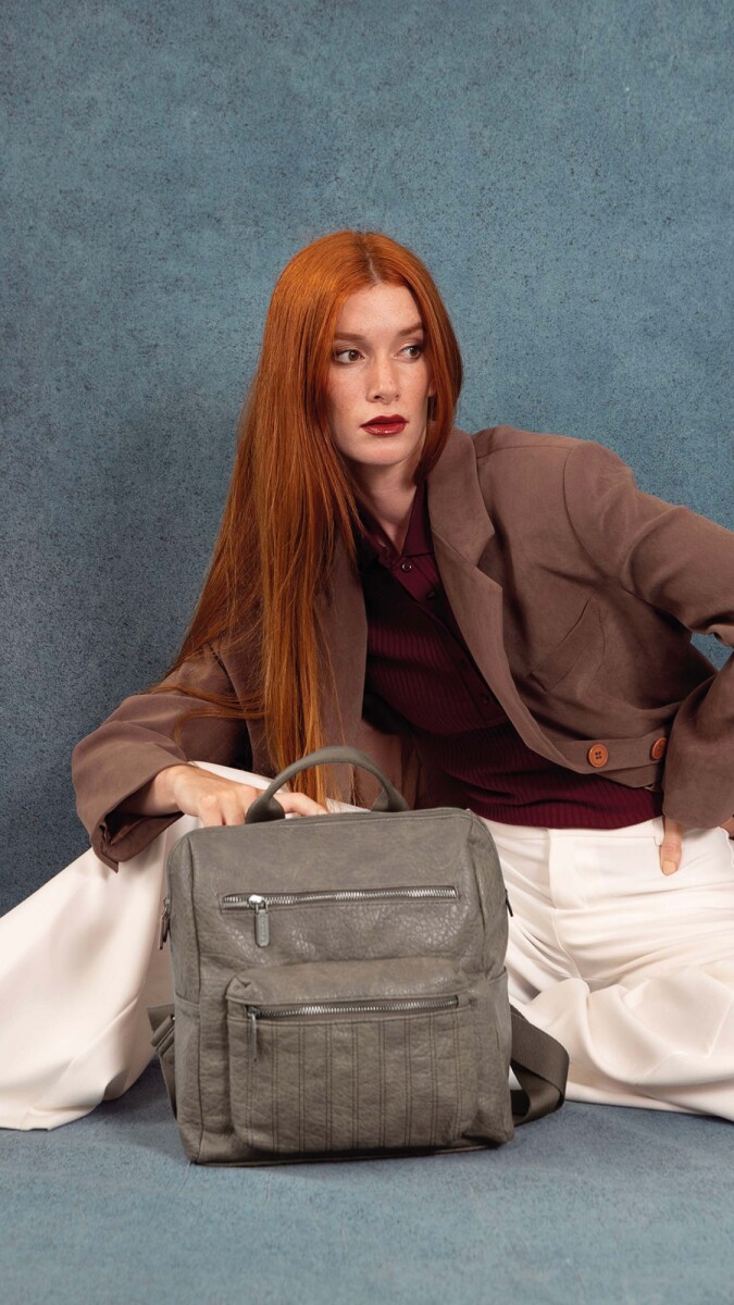 MOCHILA CLAVEL - GRIS ELEFANTE 