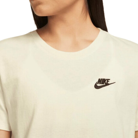 REMERA NIKE CLUB ESSENTIALS Beige
