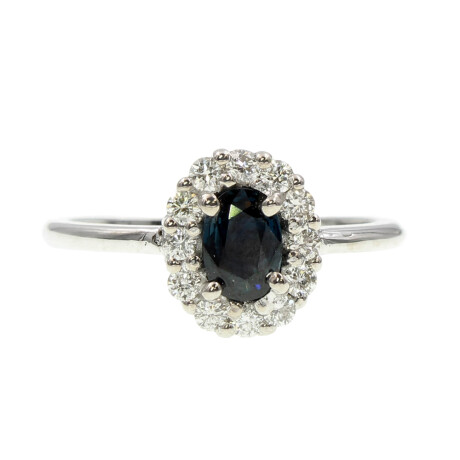 Anillo Diana de oro blanco 18k. con brillantes y zafiro azul oval Anillo Diana de oro blanco 18k. con brillantes y zafiro azul oval