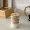 Vaso de vidrio ondeado con tapa de madera y sorbito Vaso de vidrio ondeado con tapa de madera y sorbito