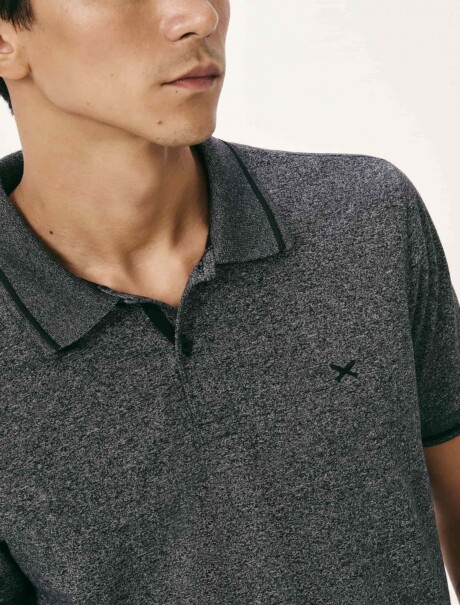 CAMISETA CON CUELLO TEXTURIZADA GRIS