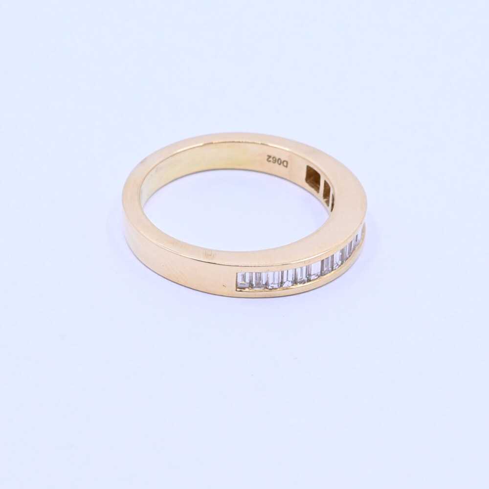 Anillo medio sin fin oro 18k engarce carril con brillantes. Anillo medio sin fin oro 18k engarce carril con brillantes.