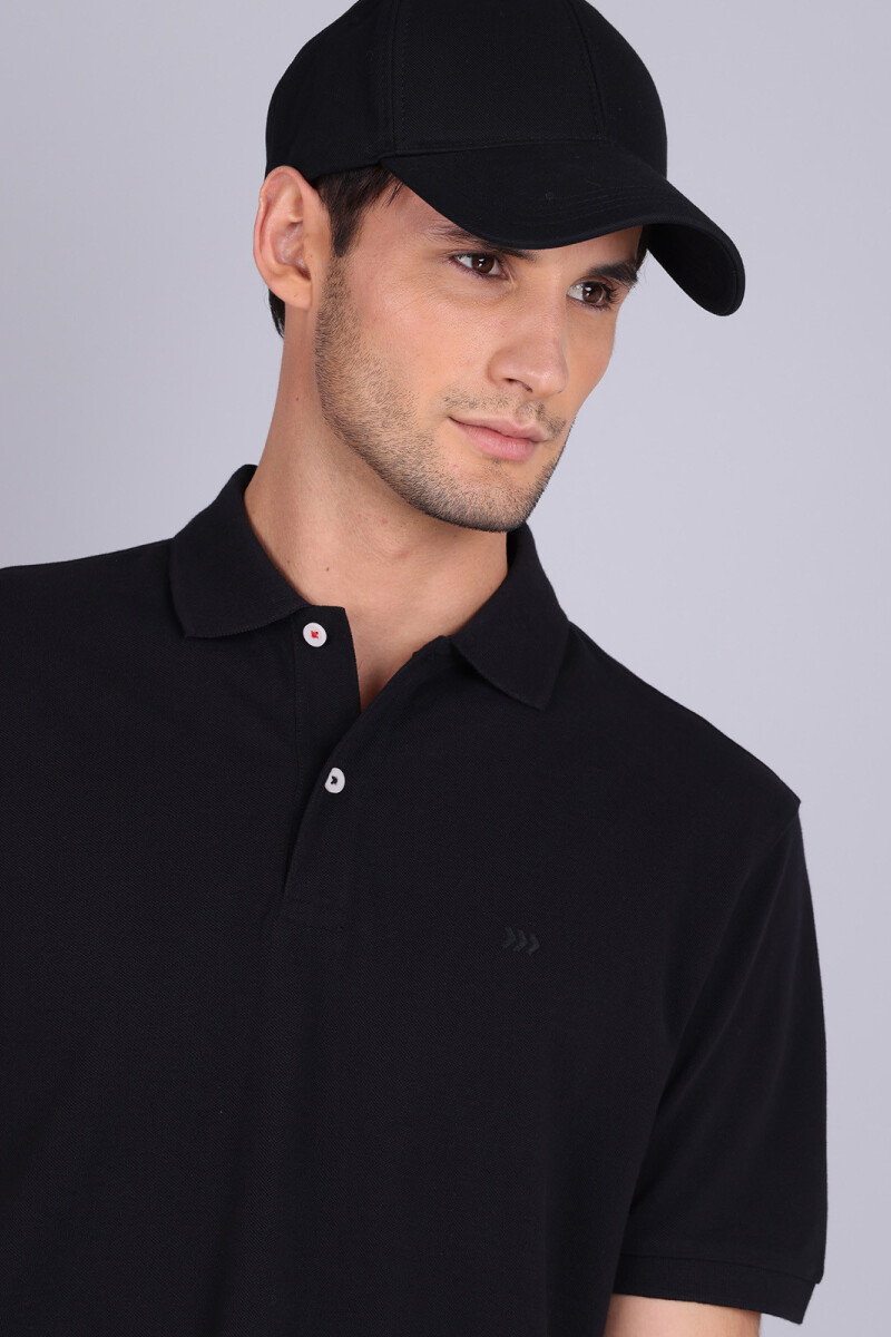 Remera con cuello Arrow NEGRO