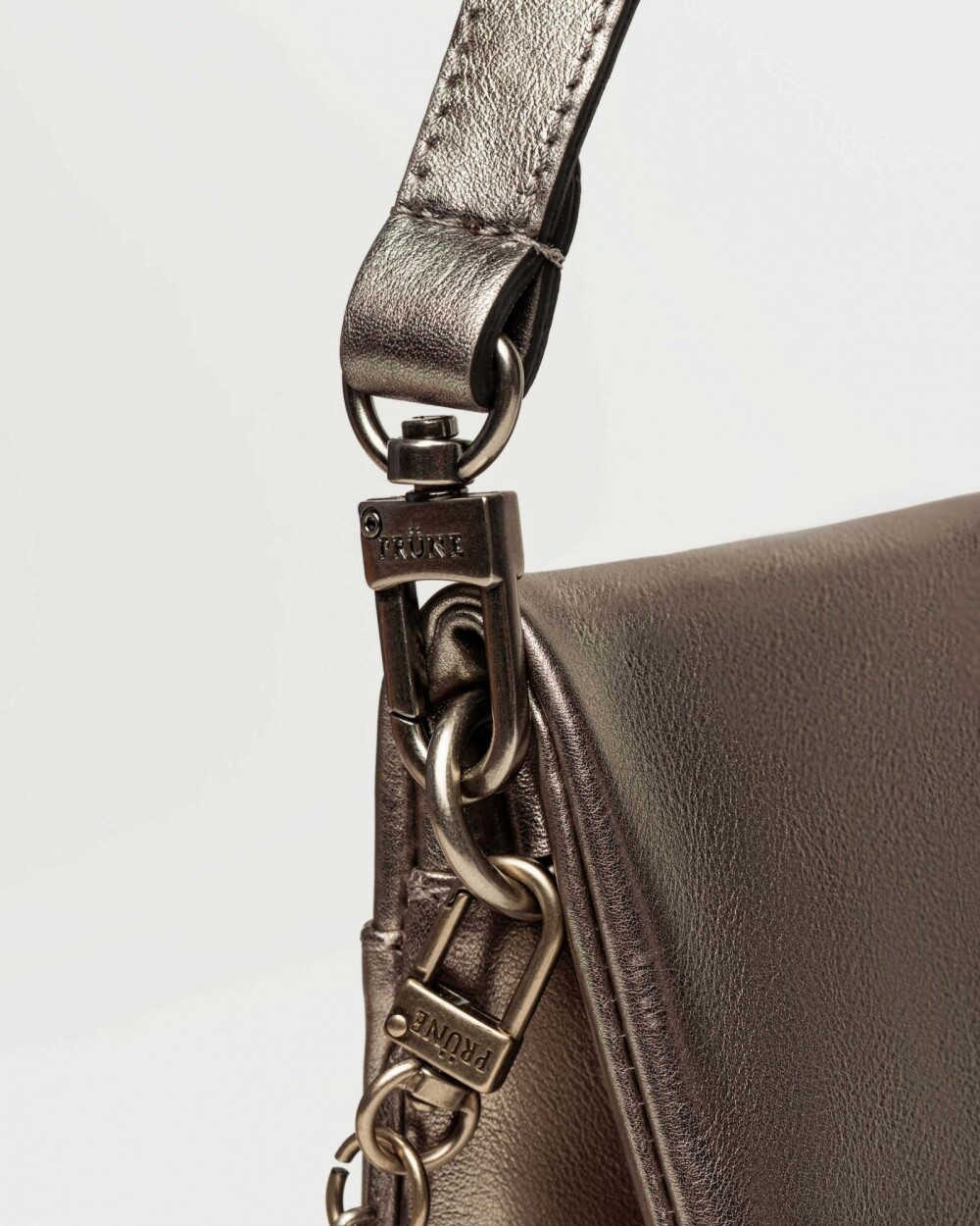 Bandolera Curve en cuero graneado metalizado Metalizado