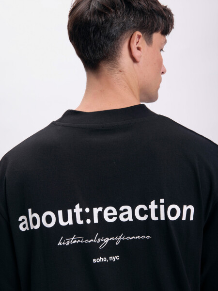 Remera oversize cuello alto Negro