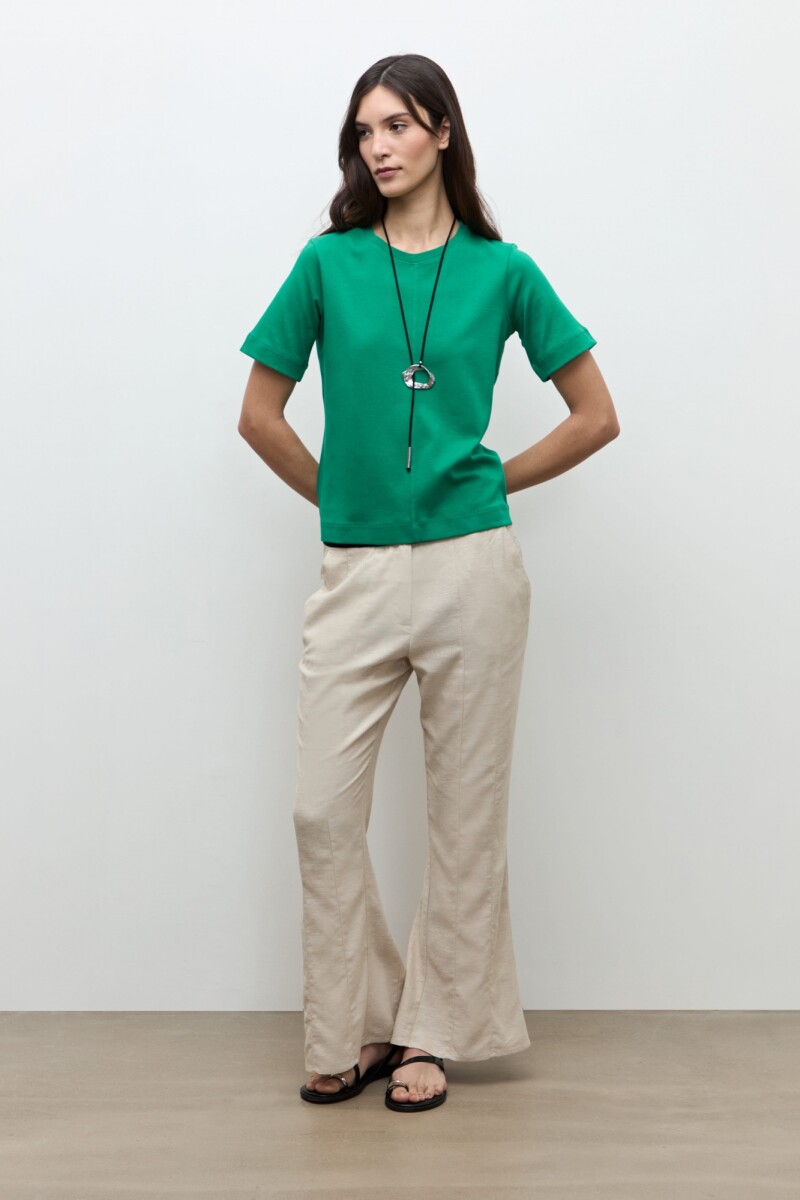 Remera con pespuntes verde