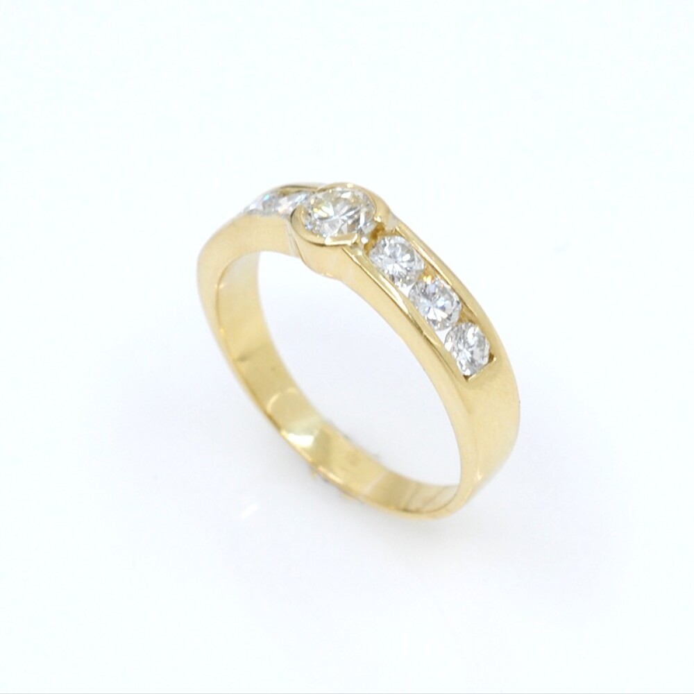 Anillo en oro 18k amarillo y brillantes Anillo en oro 18k amarillo y brillantes