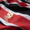 Remera New Balance de Hombre - NB SPFC 2025 - MT831835AWY RED/WHITE/BLACK
