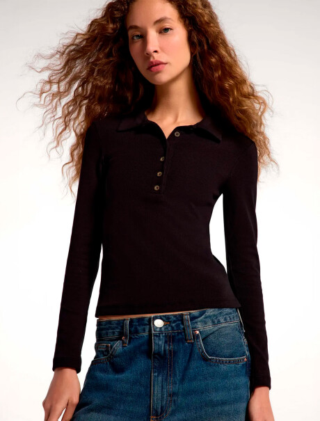 CAMISETA CON CUELLO NEGRO