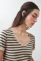 Remera rayada escote en V tostado
